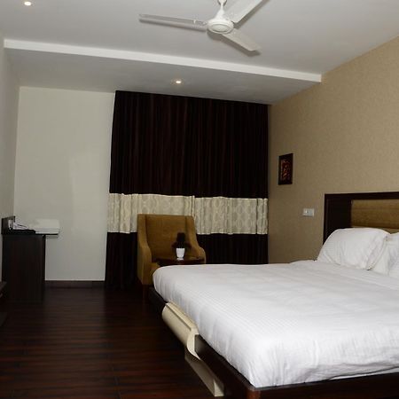 Hotel Fortune Blue Sikar Bagian luar foto