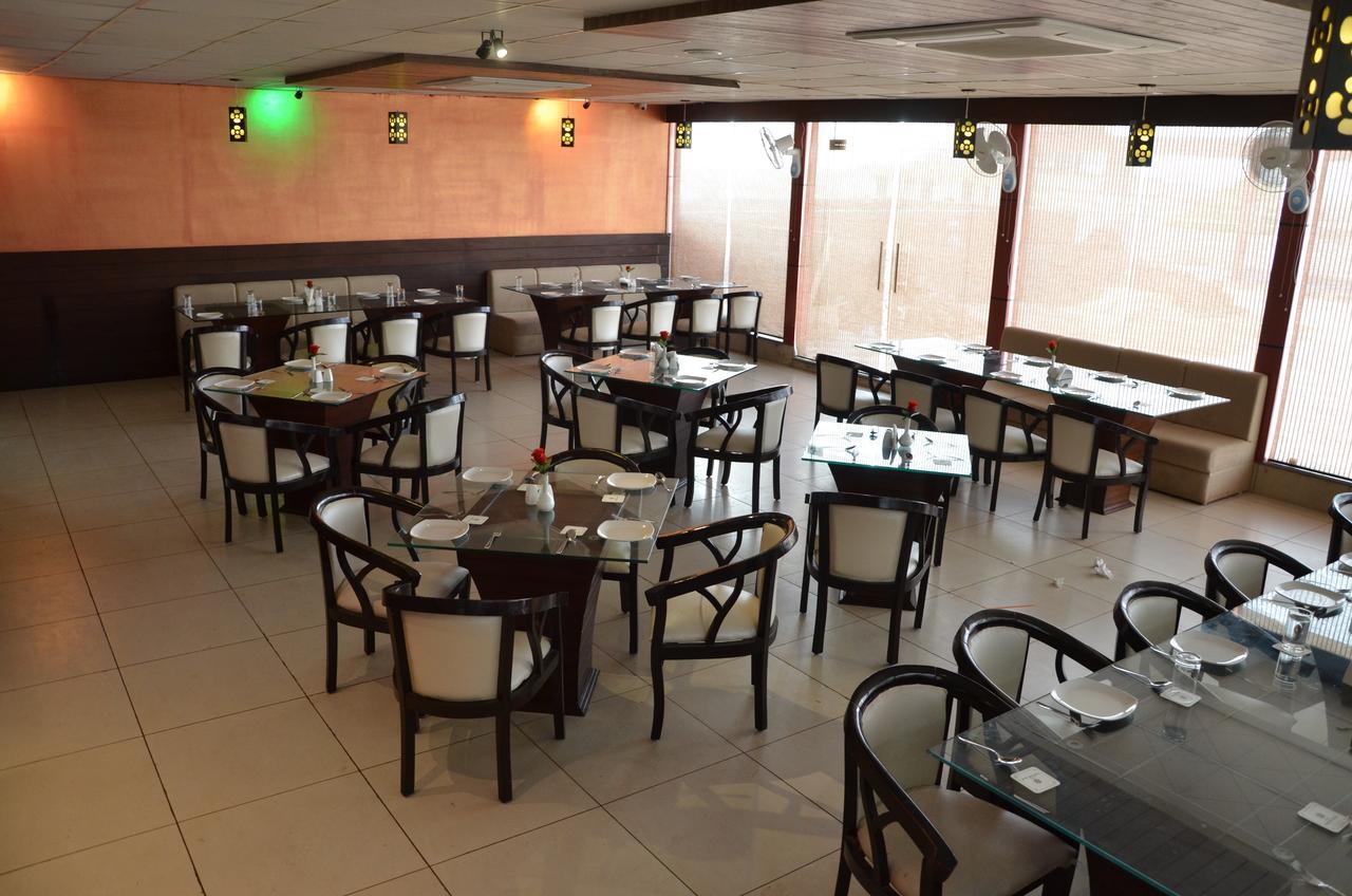 Hotel Fortune Blue Sikar Bagian luar foto