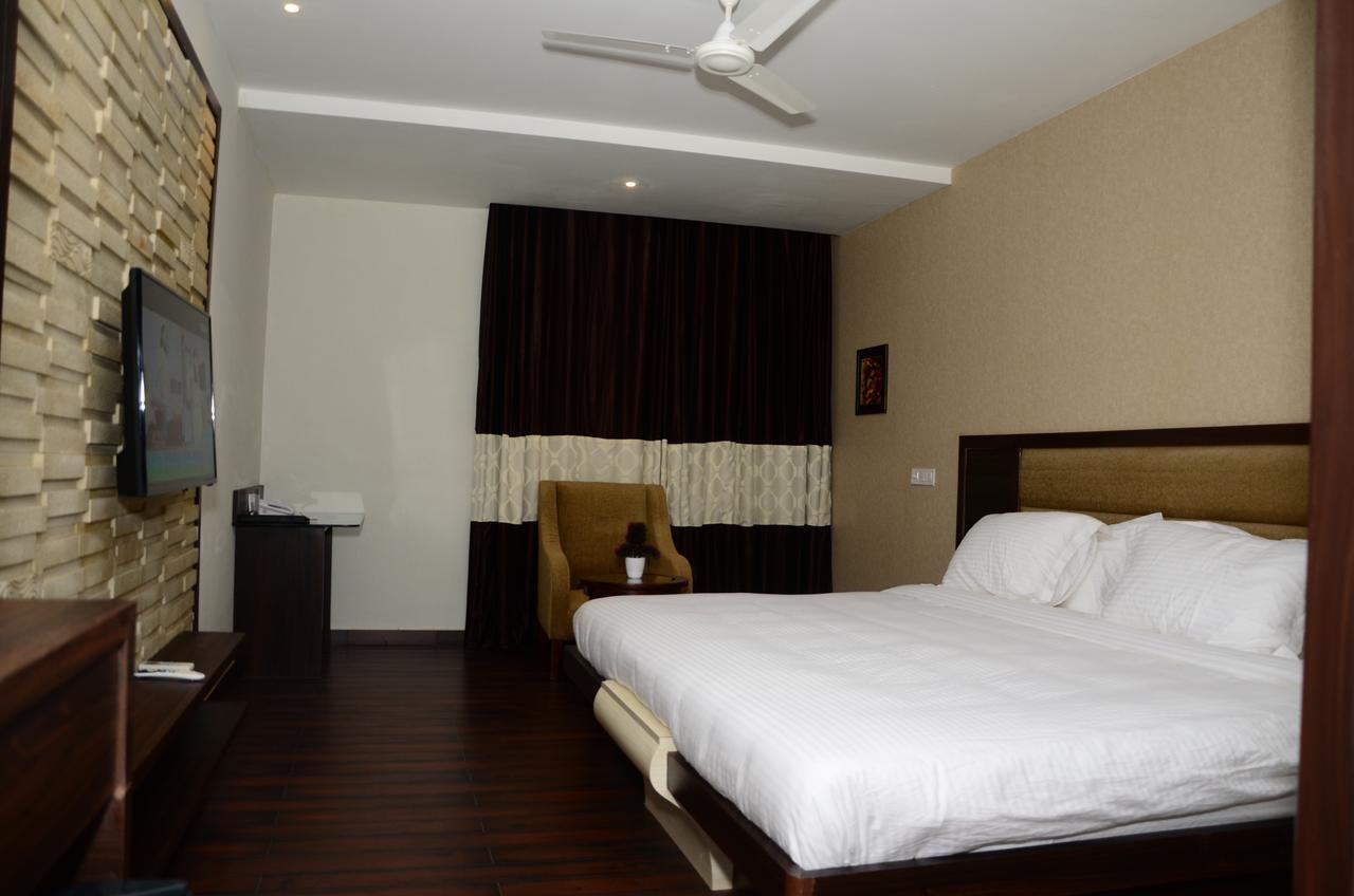 Hotel Fortune Blue Sikar Bagian luar foto