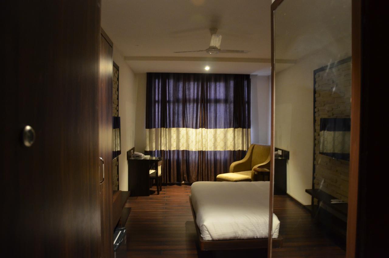 Hotel Fortune Blue Sikar Bagian luar foto