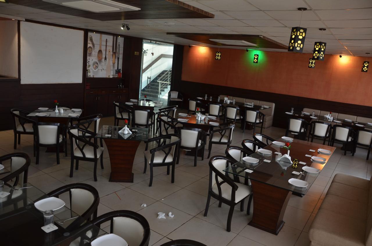 Hotel Fortune Blue Sikar Bagian luar foto