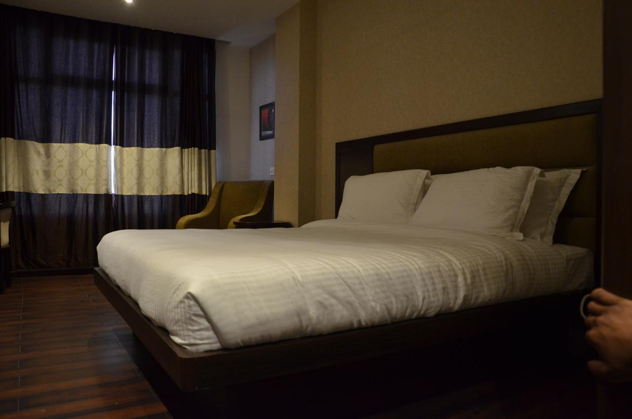 Hotel Fortune Blue Sikar Bagian luar foto